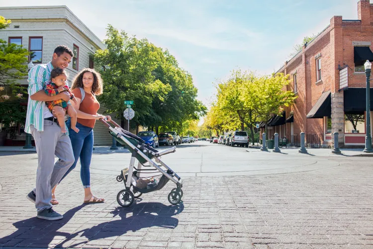 9 Best Places to Live in the U.S. for Families, According to Real Estate Experts